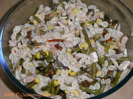 La salade de pâte au thon, aux champignons et aux haricots verts