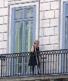 Bernadette Chirac faisant le ménage sur son balcon - Paru dans le Parisien du 9 juin 2008