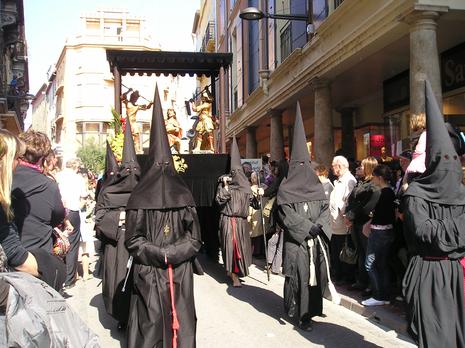 Le CCCP défile dans les rues de Perpignan.