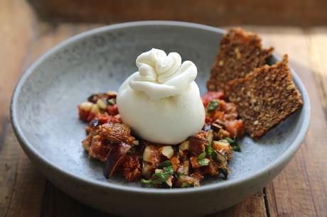 Burrata et tartare de figues à la menthe et aux amandes