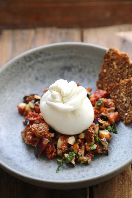 Burrata et tartare de figues à la menthe et aux amandes