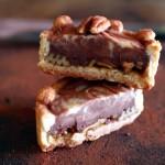 Pâte à tartiner express aux noix de pécan et sirop d’agave Tarte marbrée façon barre chocolatée au caramel et noix de pécan