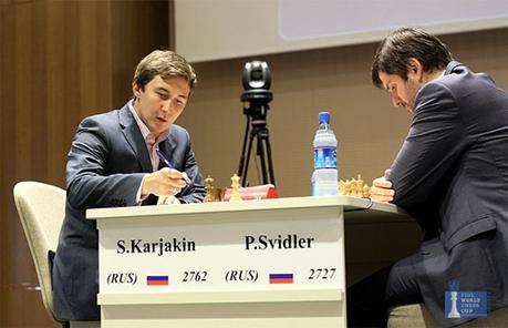 Le Russe Sergey Karjakin s'incline face à son compatriote Peter Svidler dans la première partie de la finale de la coupe du monde d'échecs - Photo © site officiel