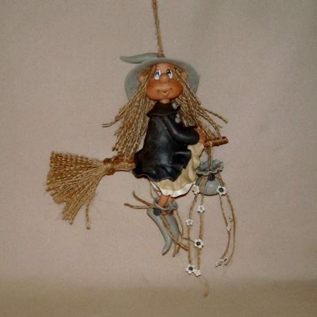 Sorcières  à suspendre en porcelaine froide