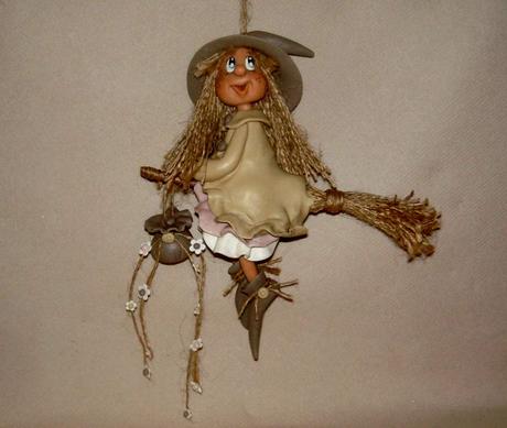 Sorcières  à suspendre en porcelaine froide