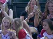 Quand étudiantes préfèrent faire selfies regarder match baseball