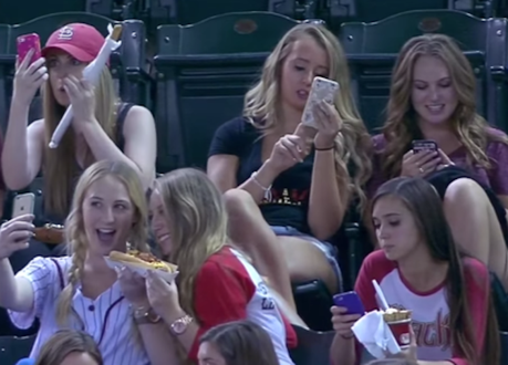Quand des étudiantes préfèrent faire des selfies que regarder un match de baseball