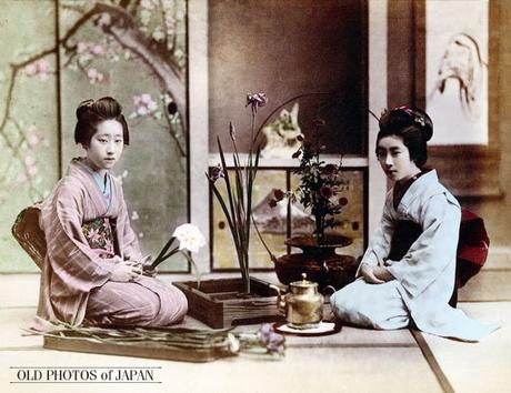Femmes pratiquant l'ikebana - 1890