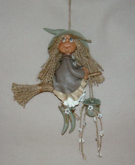 Sorcières à suspendre en porcelaine froide