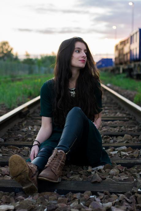 THE BLOGGER RAILS THE BLOGGER RAILS