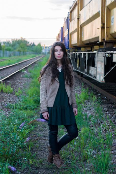 THE BLOGGER RAILS THE BLOGGER RAILS