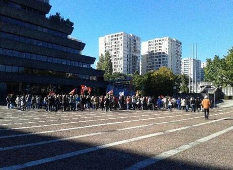 Bobigny, ce mardi. Environ 400 agents et représentants syndicaux se sont rassemblés pour protester contre la fermeture des 55 crèches départementales trois semaines en août et une semaine en décembre. 24 établissements étaient fermés ce mardi.