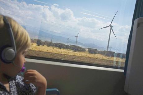 Des éoliennes et panneaux solaires visibles  depuis le train, en Espagne.