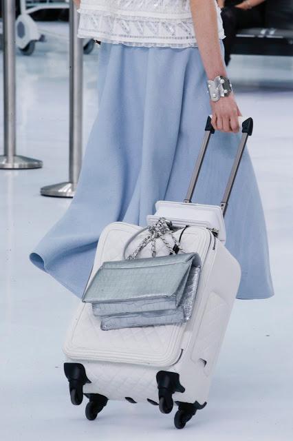 Les plus beaux accessoires du défilé printemps/été 2016 Chanel Airlines...