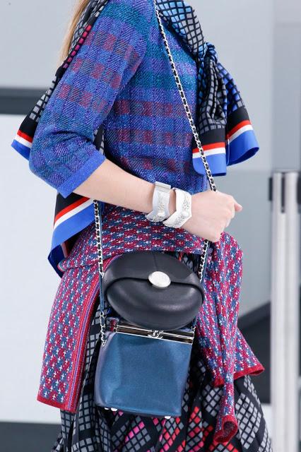 Les plus beaux accessoires du défilé printemps/été 2016 Chanel Airlines...