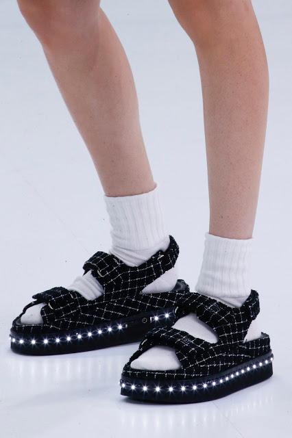 Les plus beaux accessoires du défilé printemps/été 2016 Chanel Airlines...