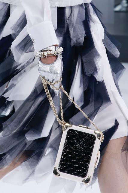 Les plus beaux accessoires du défilé printemps/été 2016 Chanel Airlines...