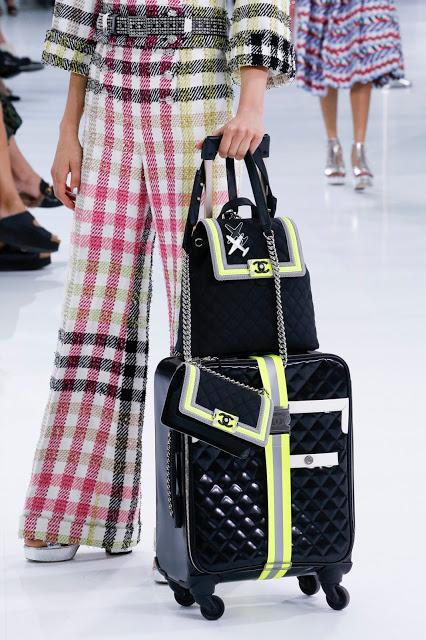 Les plus beaux accessoires du défilé printemps/été 2016 Chanel Airlines...