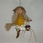 Sorcière à suspendre en porcelaine froide