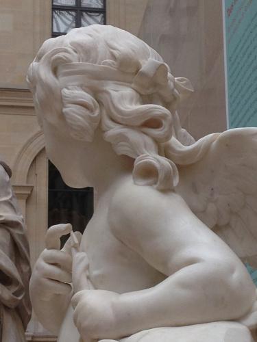 Détail : L'Amour essayant une de ses flèches, Jacques Saly. © Photo : Agathe Torres