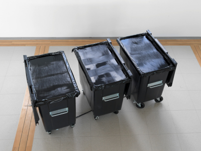 Laurent FAULON Ondes, 2004, containers à déchets en plastique, eau colorée, haut-parleurs, dimensions variables