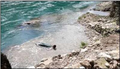 Yoav Admoni Bodies of Water, 2015 3 vidéos(Mostar, Tijuana/ San Diego /Mostar installation, pierre, combinaison de pêche en plastique, roseau, Vidéo HD