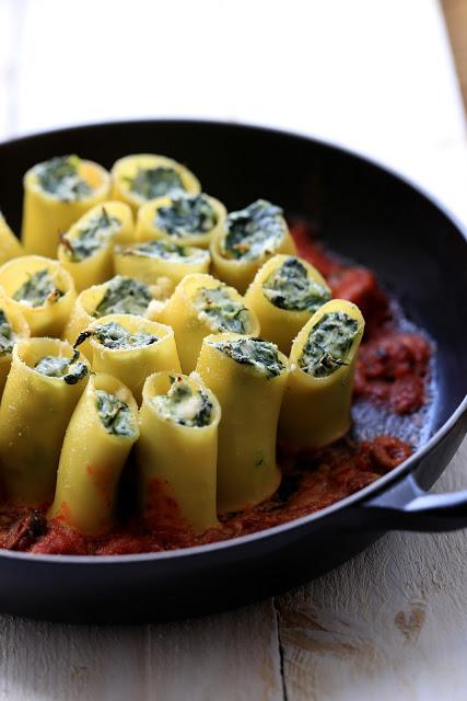 Paccheri , pâtes farcies aux épinards et à la ricotta