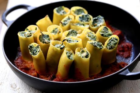 Paccheri , pâtes farcies aux épinards et à la ricotta