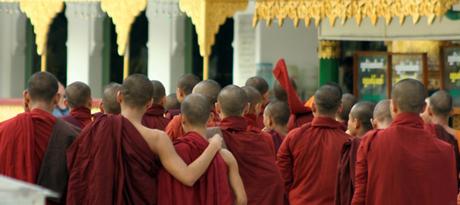 Les moines bouddhistes dénoncent toute action de violence et de discrimination religieuse et apportent leur soutien à Aung San Suu Kyi