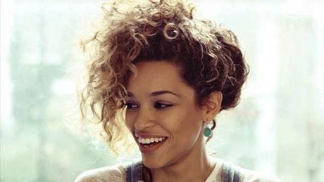 Live Report – Izzy Bizu @ Brasserie Barbès image-32657