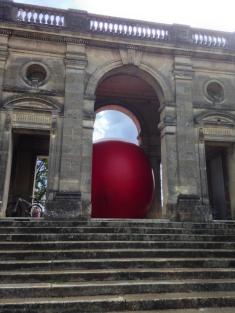 Gros, rouge et coincé