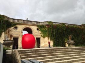 Gros, rouge et coincé