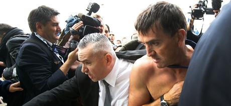 Le DRH d’Air France Xavier Broseta la chemise arrachée par des salariés, à Roissy, le 5 octobre 2015 | REUTERS/Jacky Naegelen