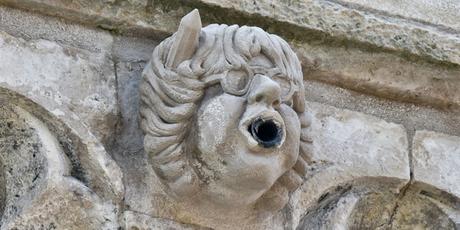 La gargouille à l'effigie de Cabu en surplomb à l'entrée du Vieux Port de La Rochelle. 