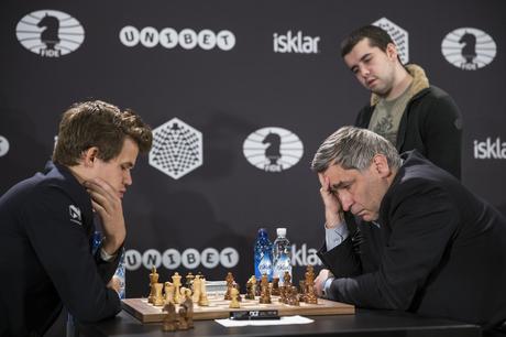 Une victoire capitale de Magnus Carlsen face à l'Ukrainien Vassily Ivanchuk lors de la 12e ronde - Photo © site officiel