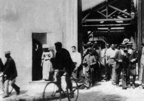 sortie-des-usines-lumiere01-g