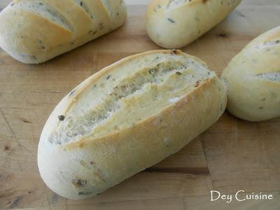 Petits pains à la crème, ciboulette & baies roses