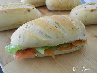 Petits pains à la crème, ciboulette & baies roses