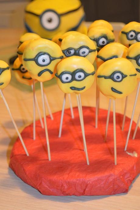 Cake pop minion