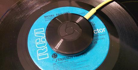 Le look du Chromecast Audio fait évidemment référence aux classiques 33 tours.