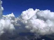 Dans ciel, milieu nuages