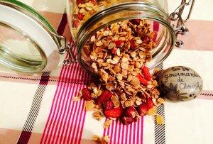 Granola baie de gojii, noisette, citron confit et graine de sésame