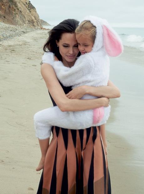 Angelina Jolie Pitt nous parle de la philanthropie et de son dernier film avec son mari en couv' du Vogue US de Novembre...
