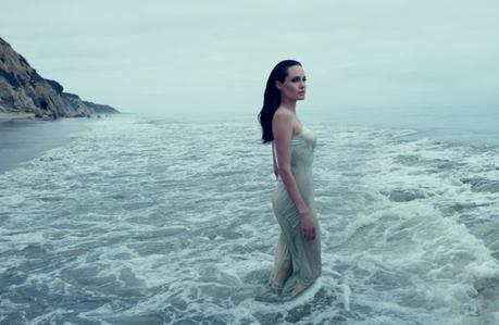 Angelina Jolie Pitt nous parle de la philanthropie et de son dernier film avec son mari en couv' du Vogue US de Novembre...