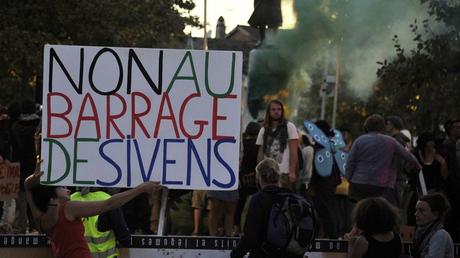 Un opposant est mort dans la nuit de samedi à dimanche sur le site de ce barrage contesté.