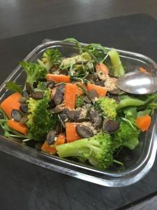 UNE SALADE TRÈS COLORÉE ET SYMPA @yaquoidansmonfrigo.com