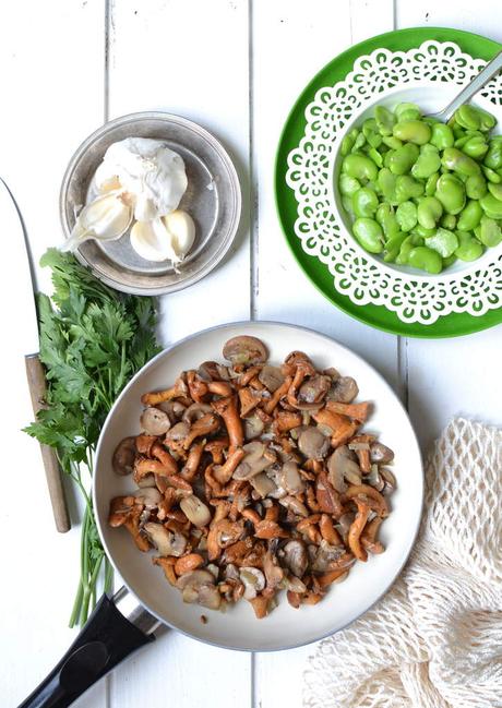 Crumble de champignons et fèves au "beurre&quot; d'ail persillé