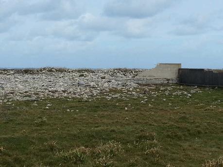 Mur de pierres affaissé au pied du phare de l'île de Sein après des tempêtes - Radio France