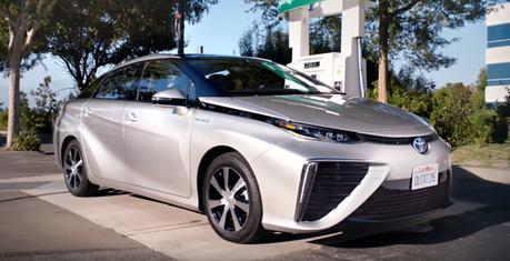 Toyota souligne la journée Back to the Future Part II avec la Mirai, sa voiture à hydrogène
