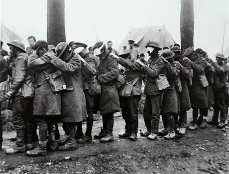 La photo choisie par Érik Orsenna : France, 1918 : file de soldats aveuglés par les gaz de combat à un poste de secours avancé. Impérial War Museum.